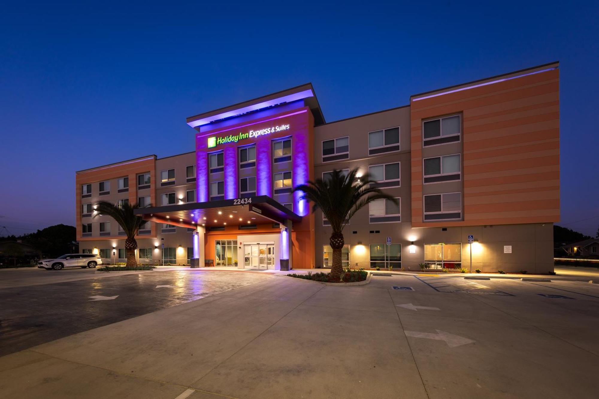 Holiday Inn Express & Suites - Hawaiian Gardens By Ihg Exterior foto